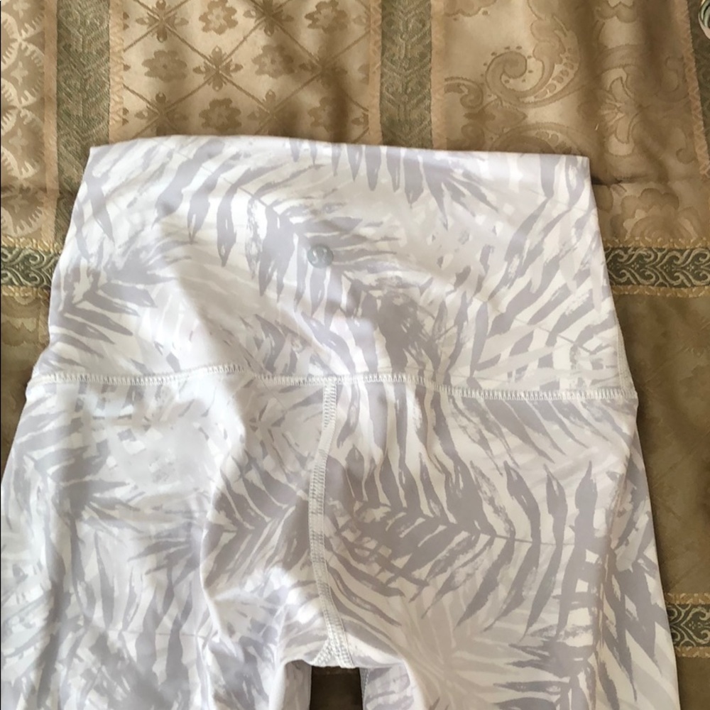 Lululemon NWOT print leggings size 4
